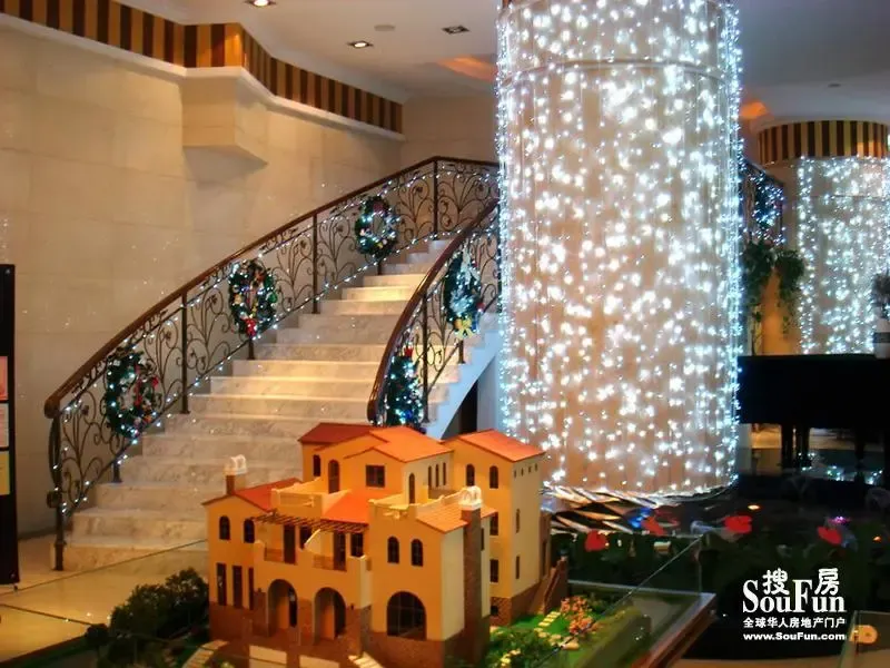 ʥ����װ:�ڰ���ɫ����չʾ����