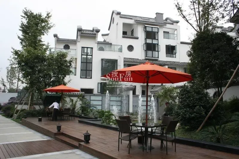 锦镇4室2厅2卫东南朝向3800.00元/月出租