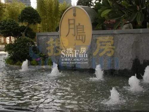 ��Բ�µ���¥��ǰ