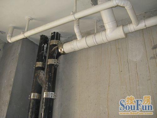卫生间和厨房的管道,是铸铁管,不是普遍采用的pvc塑料管,相比下来使用