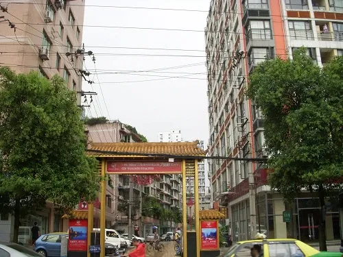 锦上花1室2厅1卫西北朝向2400.00元/月出租