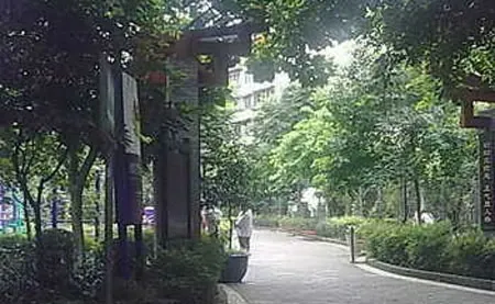 芳华街26号院2室1厅1卫东南朝向2200.00元/月出租