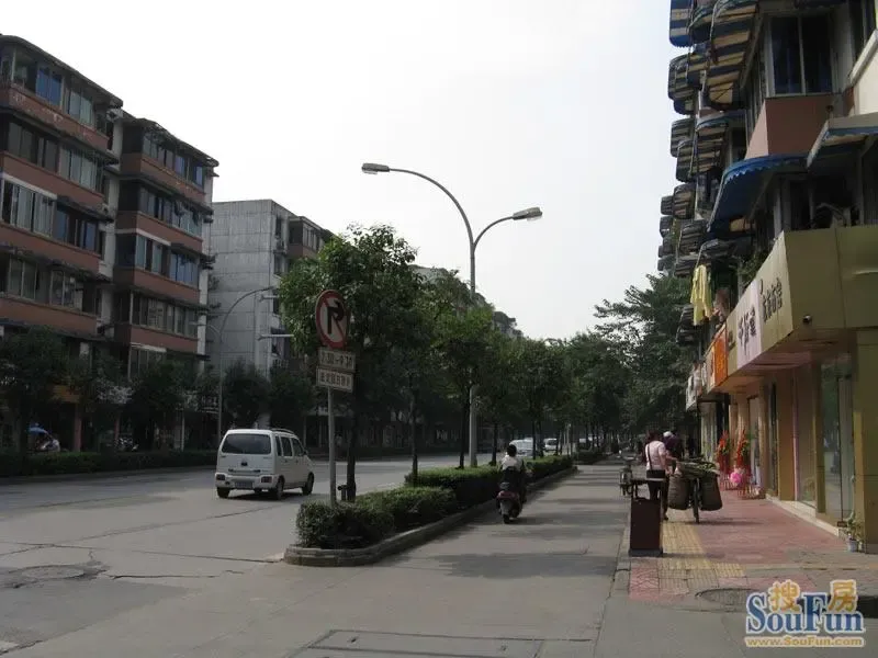 抚琴西路210号院3室1厅1卫西南朝向2500.00元/月出租