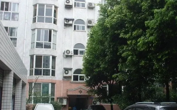 四川日报宿舍3室1厅1卫南北朝向2200.00元/月出租