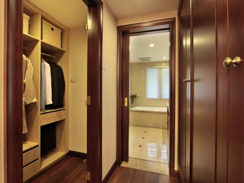 主卧配套衣帽间卫生间