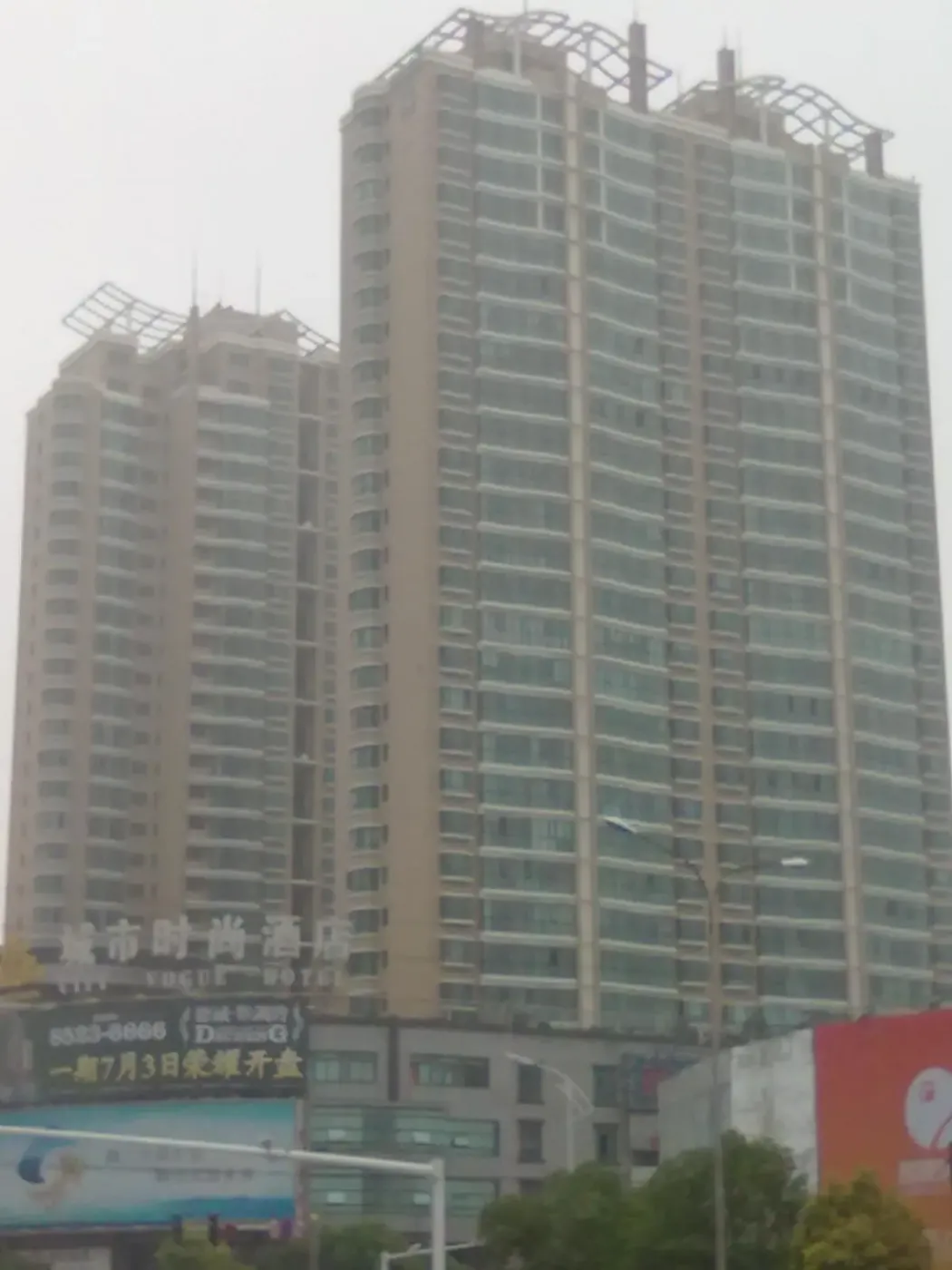 华辰大厦住宅4室1厅1卫南朝向5500.00元/月出租