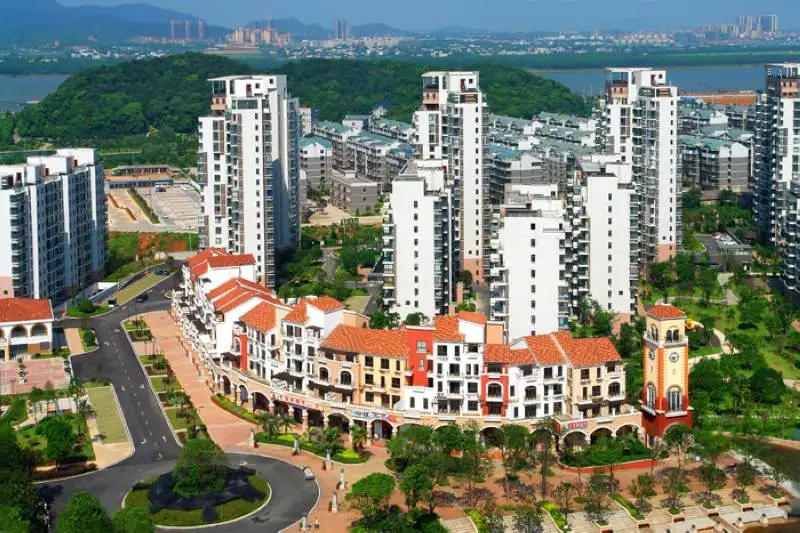 中国铁建山语城项目位于长沙市北二环与芙蓉北路交汇处,东临芙蓉北路