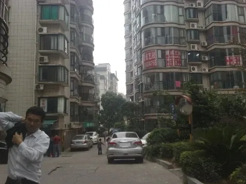 华丽家族3室2厅2卫南朝向2510.00元/月出租