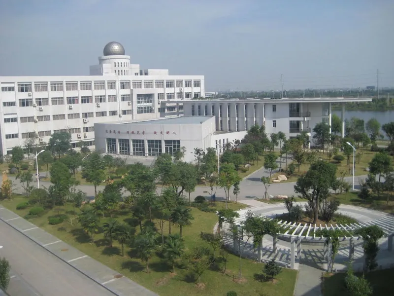 中惠卡丽兰项目约800米处的吴兴高级中学