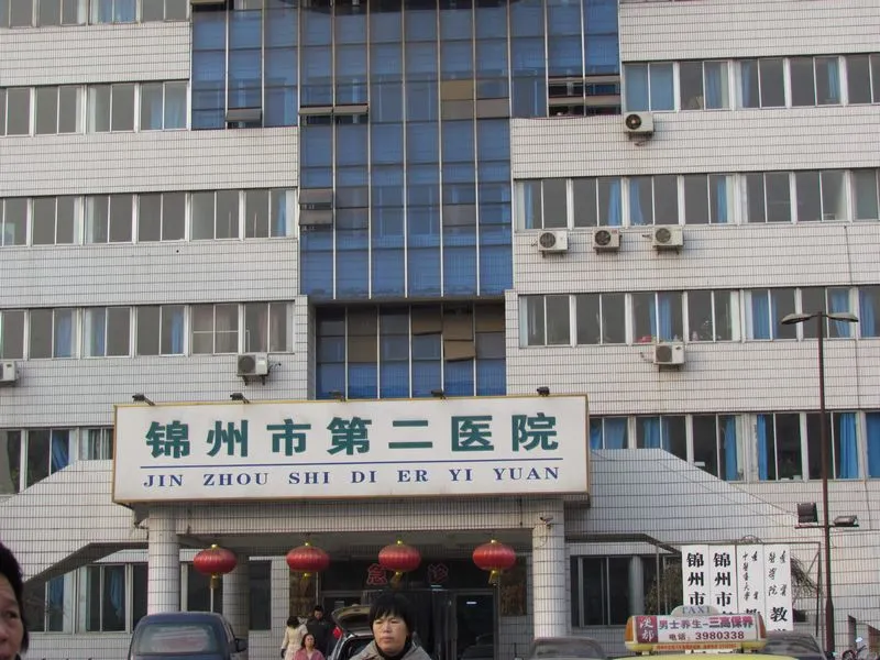 山水花园周边配套 新玛特大型超市,第二医院,锦州中学,农贸市场等一