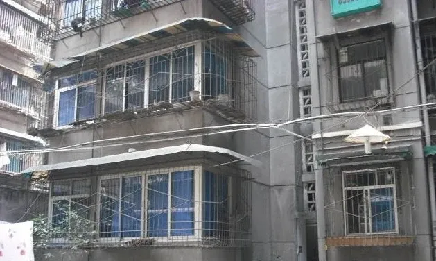 富华苑3室1厅1卫东南朝向2500.00元/月出租
