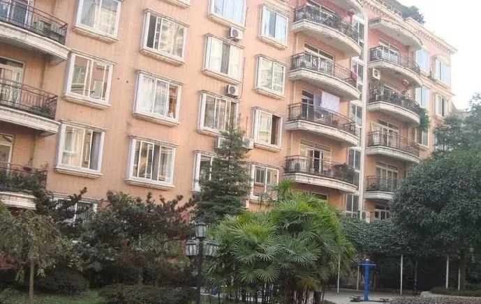 金强广场小区4室1厅2卫东南朝向2000.00元/月出租