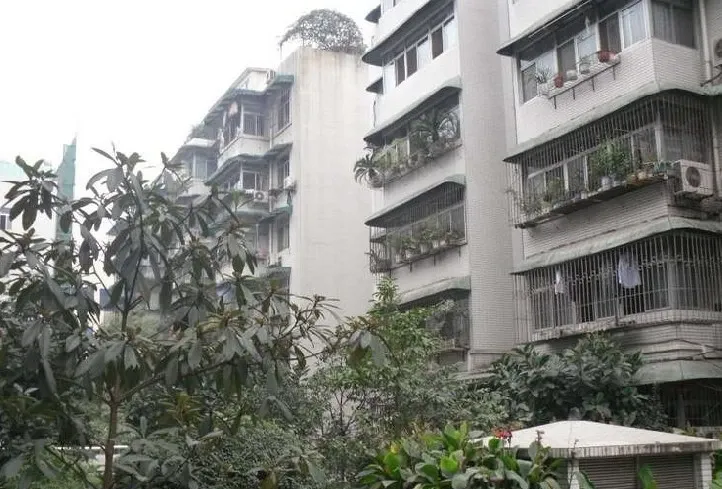 银杏地带1室1卫东南朝向1300.00元/月出租