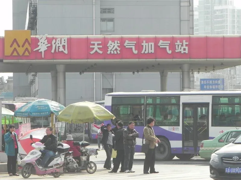 天鹅湖花园小区西门的华润天然气加气站