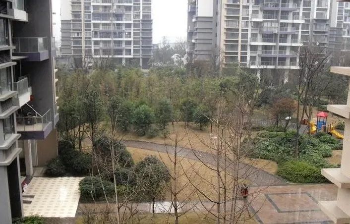 万景峰一期3室2厅1卫东南朝向1900.00元/月出租
