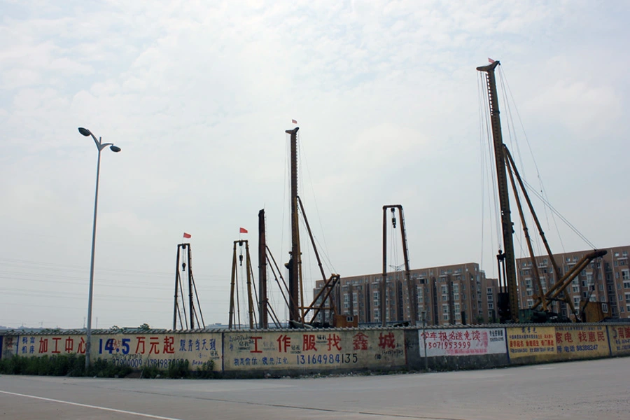 乐筑良品打地基阶段,多部打桩机同步工作中