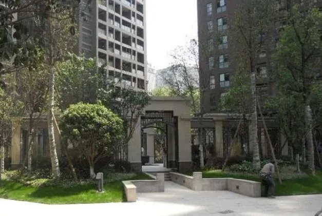 西府少城1室1厅1卫东南朝向2417.00元/月出租