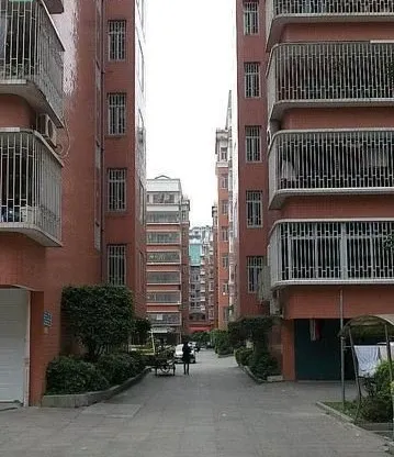 航辉花园5室2厅3卫南北朝向5000.00元/月出租