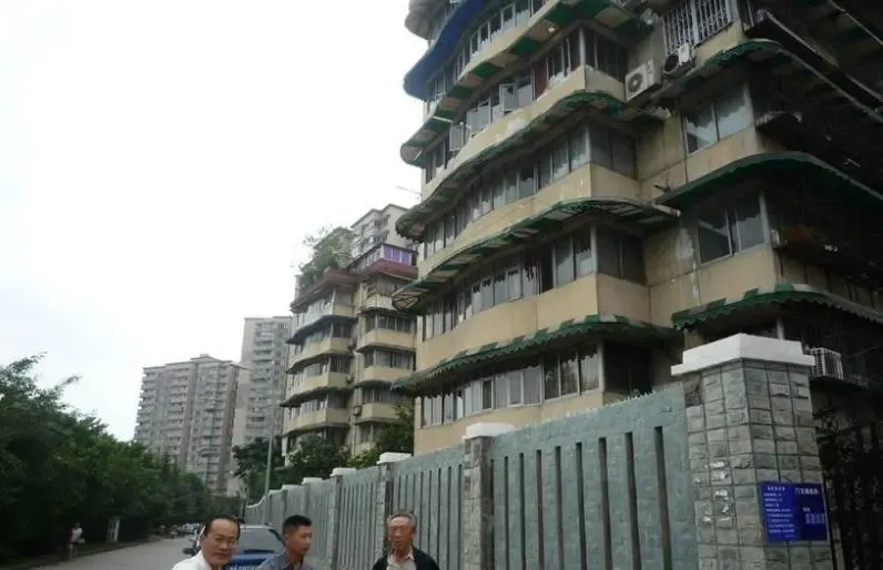 省铁路局宿舍4室2厅2卫东南朝向3500.00元/月出租