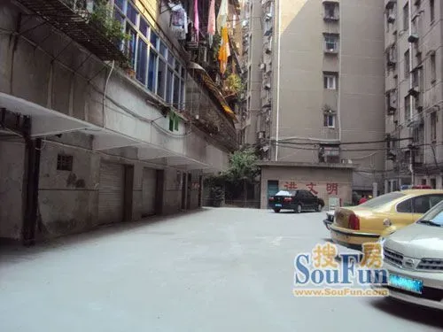 粮食局宿舍3室1厅1卫东朝向700.00元/月出租