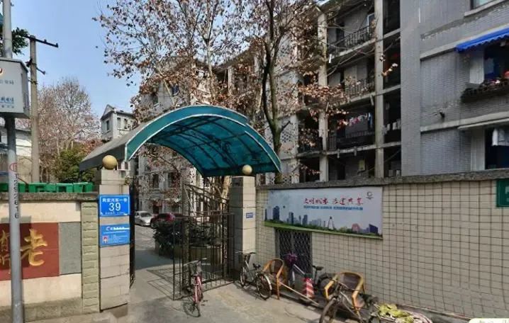 铝材厂宿舍3室2厅1卫东朝向2200.00元/月出租