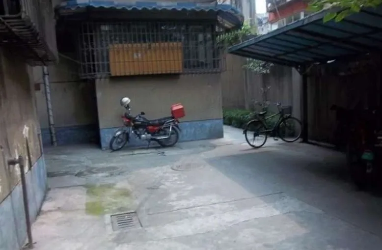 忠烈祠西街70号院3室1卫南朝向2200.00元/月出租