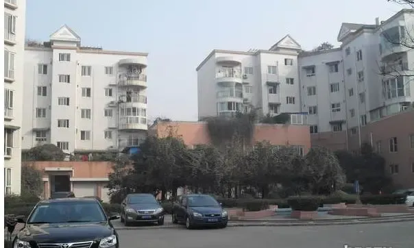 双兴名居3室2厅2卫北朝向2500.00元/月出租