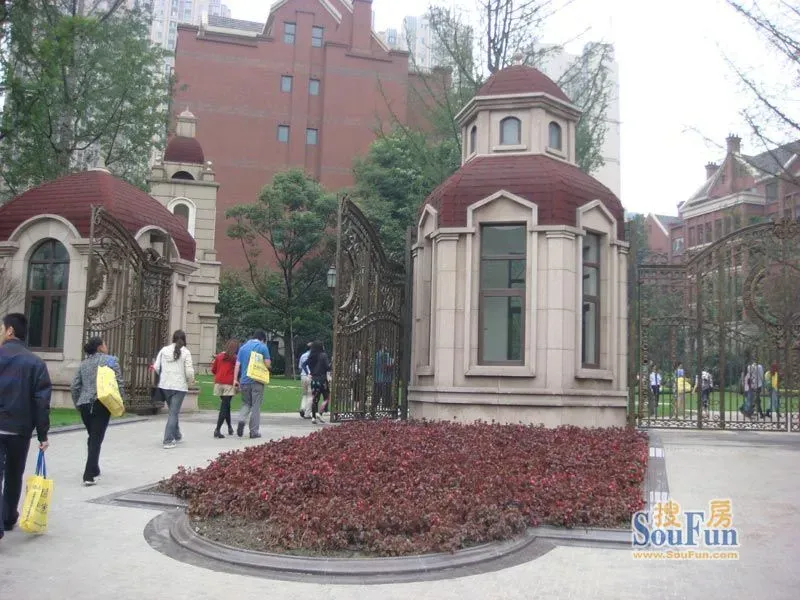 观城5室2厅3卫南北朝向5500.00元/月出租