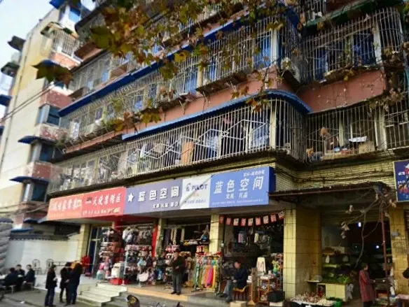 青龙横街37号院3室2厅2卫东南朝向2700.00元/月出租