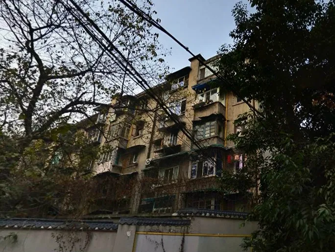 石笋街33号院3室1厅1卫西南朝向2200.00元/月出租