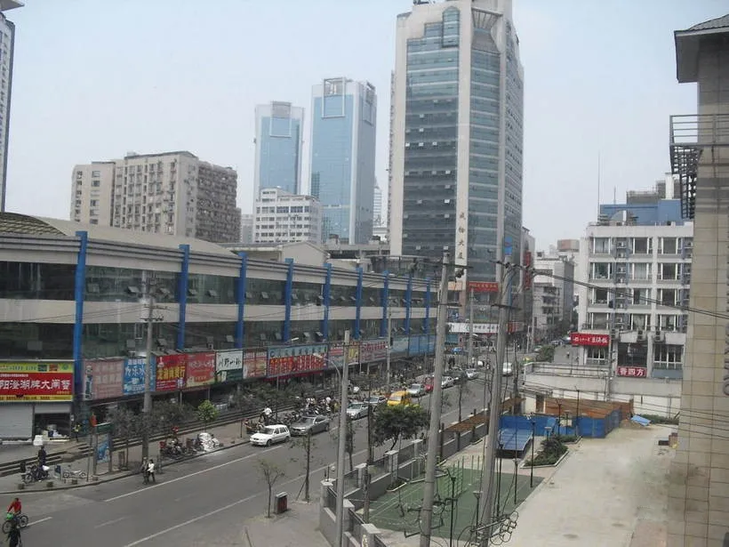 弘邦领邸1室1厅1卫东南朝向2500.00元/月出租