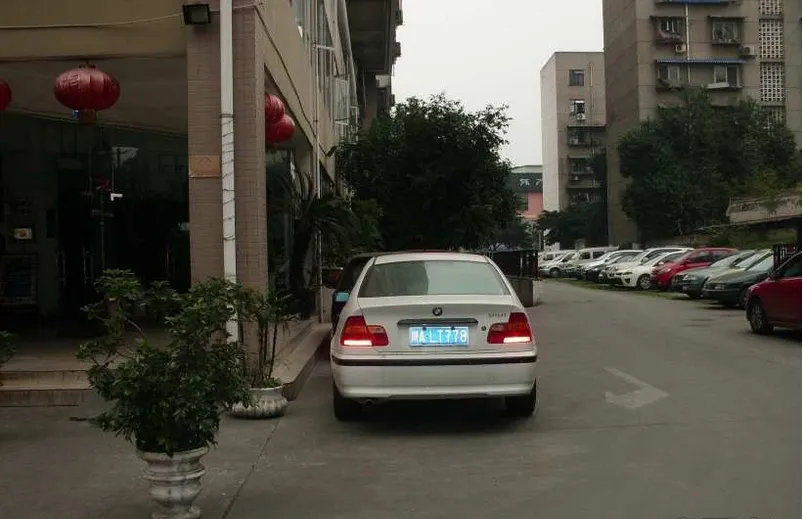 彩世界1室1厅2卫东南朝向2300.00元/月出租