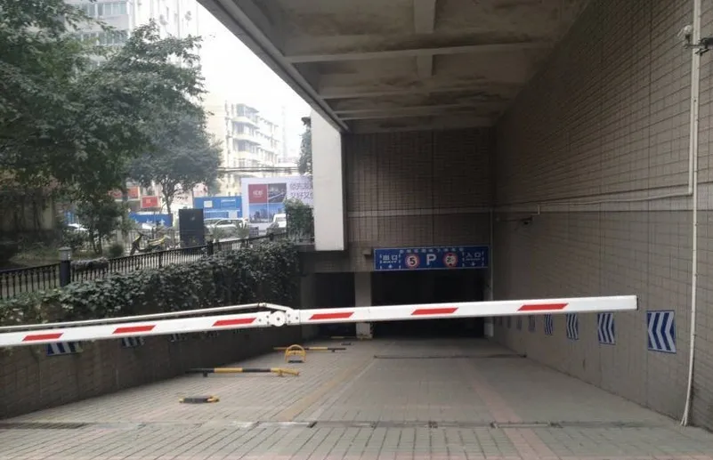 总府花园3室1厅2卫东南朝向3900.00元/月出租