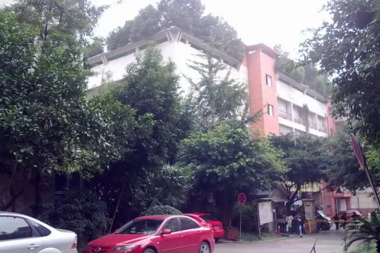 校园春天广场2室1厅1卫东南朝向2100.00元/月出租