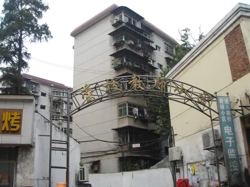 荣校教师小区3室2厅2卫南北朝向3500.00元/月出租