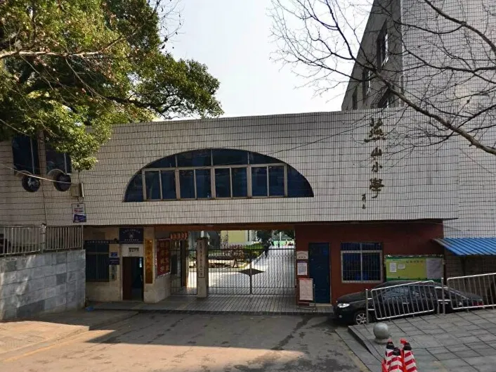 燕山小学宿舍2室1厅1卫南朝向1700.00元/月出租