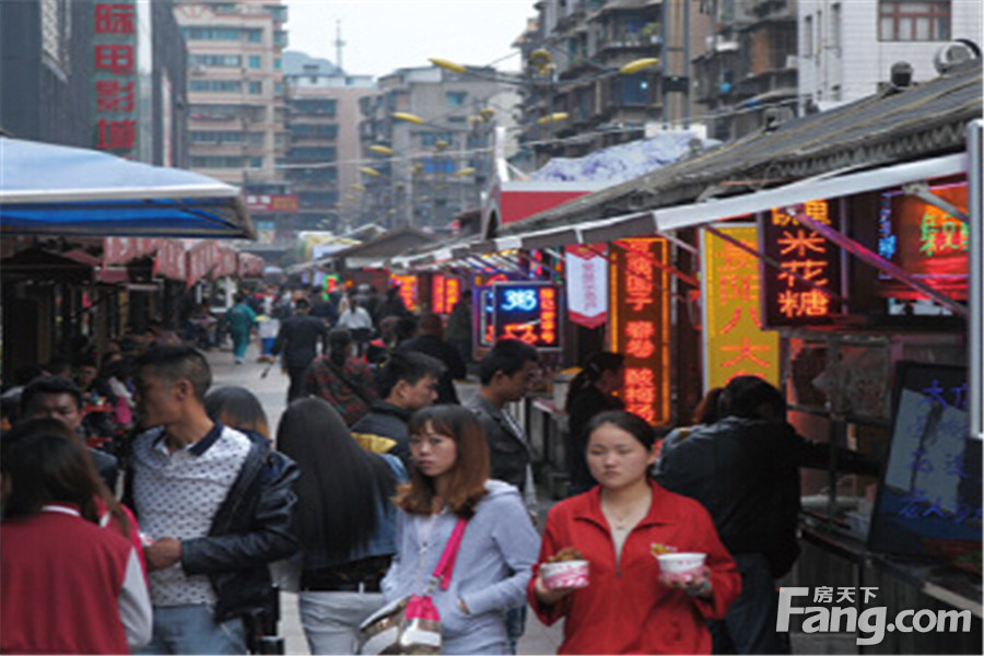 鸿通城amall鸿通城二七路小吃街实景(2015-4)