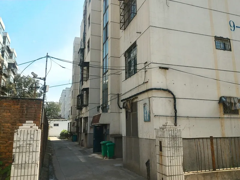 海关家属院3室2厅2卫南北朝向2100.00元/月出租