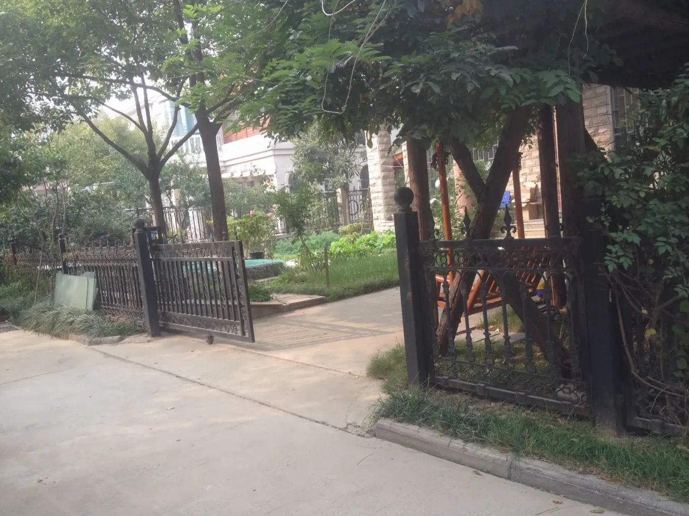 联通小区5室2厅2卫南朝向9000.00元/月出租