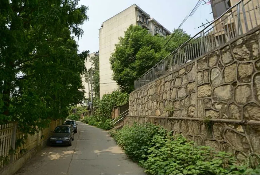 发动机厂宿舍3室2厅2卫南朝向2600.00元/月出租