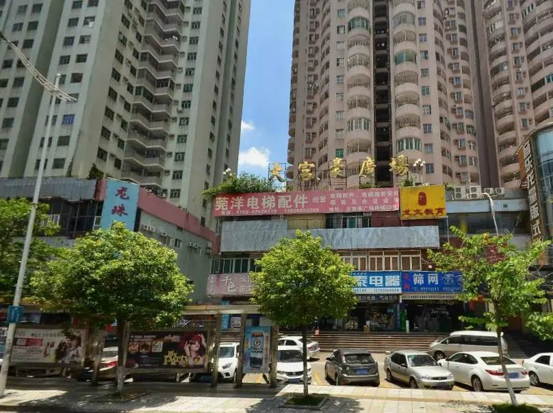 东莞的大富豪广场小区周边有哪些医院?距离多远?