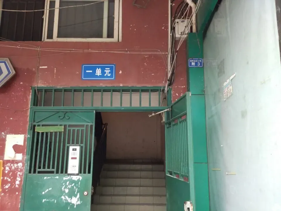 糍粑店街10号院3室1厅1卫南朝向2400.00元/月出租