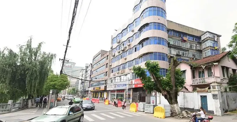环湖路省广电宿舍3室2厅2卫南朝向3000.00元/月出租