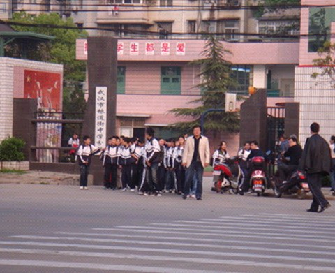 谢谢!答:肯定是粮道街吖~粮道街本校但武昌的武珞路中学是no.1升省