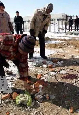 装修工5楼扔下砖头 拾废品女子被当场砸死(图文) 装修工5楼扔下砖头 拾废品女子被当场砸死(图文)