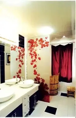 若隐若现的木桶浴缸以及质朴而灵动的小木凳增添了不少浪漫气息 若隐若现的木桶浴缸以及质朴而灵动的小木凳增添了不少浪漫气息