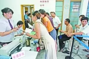 年费道开通首日,常有车主走错道 年费道开通首日,常有车主走错道