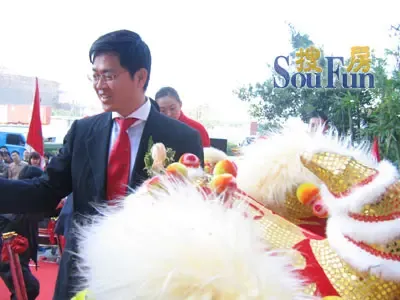 卓越时代广场隆重封顶 龙永图亲临现场致辞 卓越时代广场隆重封顶 龙永图亲临现场致辞