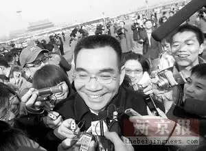 经济学家林毅夫被记者包围。浦峰摄 经济学家林毅夫被记者包围。浦峰摄