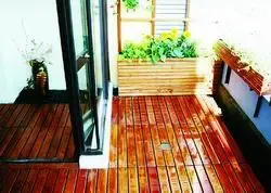 巧妙的露台可以起到过渡室内外空间的作用,室外的自然被引入室内。 巧妙的露台可以起到过渡室内外空间的作用,室外的自然被引入室内。